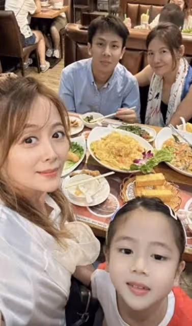 TVB前女星近況曝光!與家人聚餐鮮肉弟弟罕見出鏡,被贊星味足
