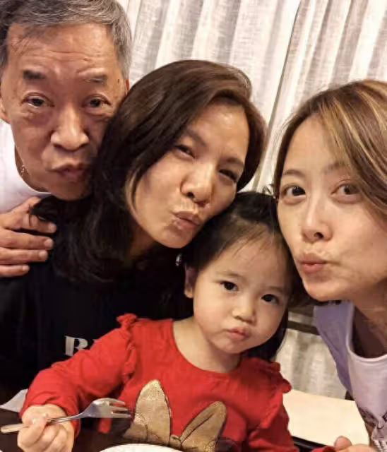 TVB前女星近況曝光!與家人聚餐鮮肉弟弟罕見出鏡,被贊星味足