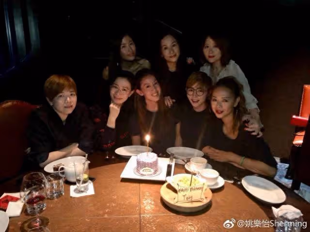 TVB前女星近況曝光!與家人聚餐鮮肉弟弟罕見出鏡,被贊星味足