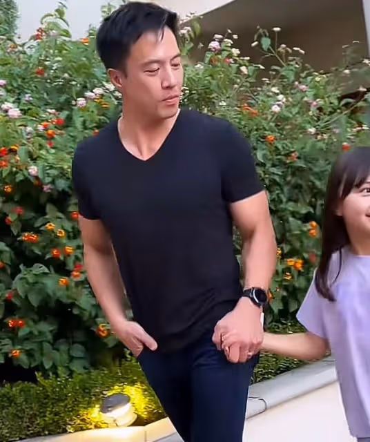 李玟前男友罕曬全家福!模特妻子美貌出眾身材好,子女呆萌可愛