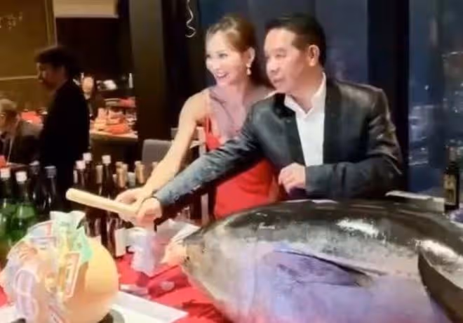 魏駿傑前妻融入上流社會!盛裝出席富豪生日會,挽壽星合影很親密