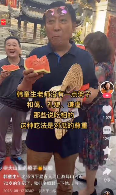 老戲骨韓童生山東旅遊,山上大口吃西瓜解暑,拍照來者不拒無架子