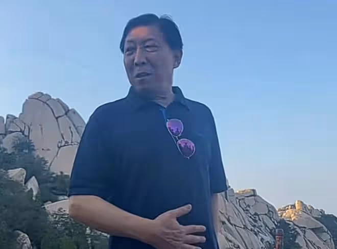 老戲骨韓童生山東旅遊,山上大口吃西瓜解暑,拍照來者不拒無架子