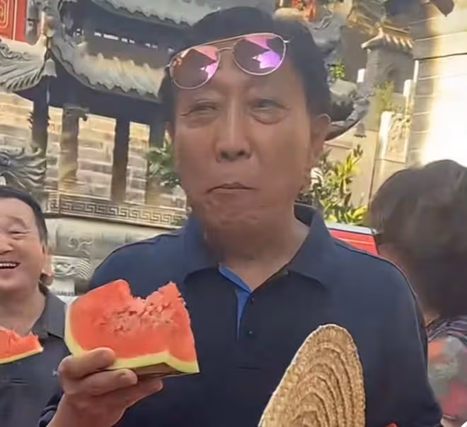 老戲骨韓童生山東旅遊,山上大口吃西瓜解暑,拍照來者不拒無架子