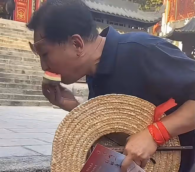 老戲骨韓童生山東旅遊,山上大口吃西瓜解暑,拍照來者不拒無架子