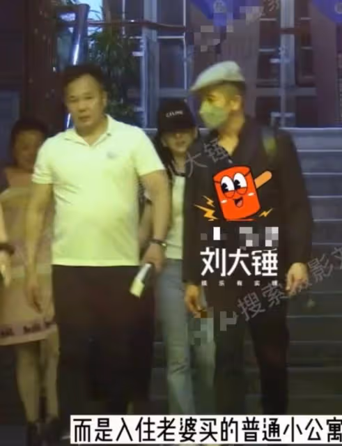 8月18日,郭富城陪老婆回娘家引發熱議!一款奢侈品包背了很多年