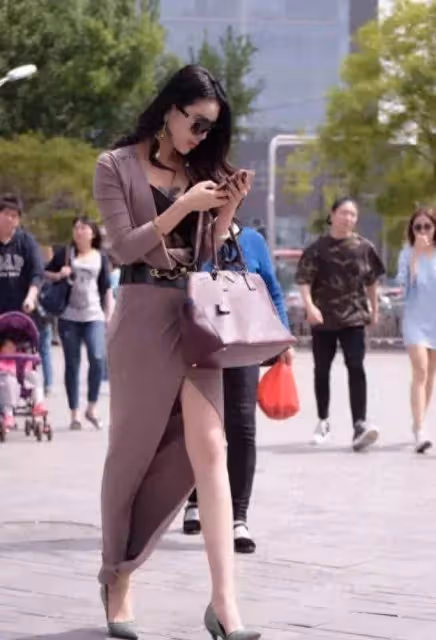 街拍:橙色緊身弔帶+牛仔短褲,又酷又可愛
