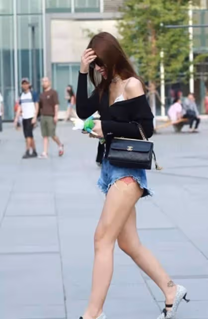 街拍:橙色緊身弔帶+牛仔短褲,又酷又可愛