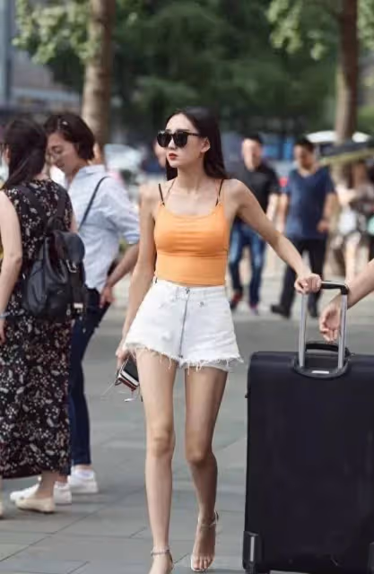 街拍:橙色緊身弔帶+牛仔短褲,又酷又可愛