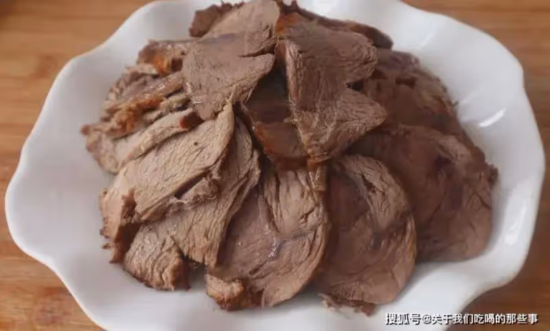 20年秘制醬牛肉配方,「3泡3醬」入味足,醬香濃郁,怎麼切都不散