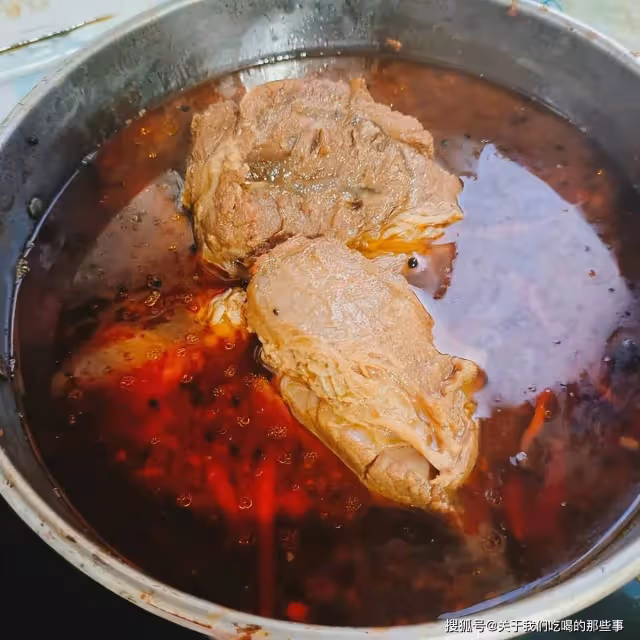 20年秘制醬牛肉配方,「3泡3醬」入味足,醬香濃郁,怎麼切都不散