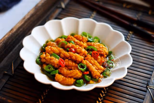 這才是魷魚最好吃的做法，簡單一炒，下酒下飯，全家人吃了都誇好