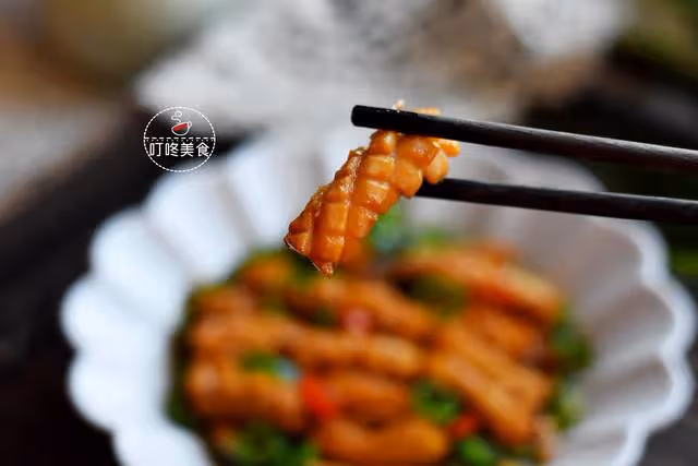 這才是魷魚最好吃的做法，簡單一炒，下酒下飯，全家人吃了都誇好