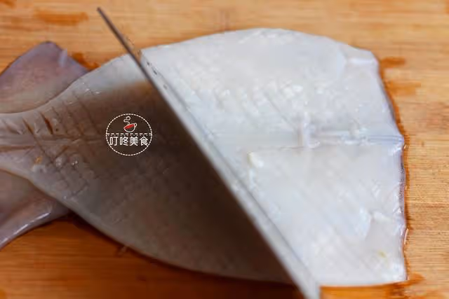 這才是魷魚最好吃的做法，簡單一炒，下酒下飯，全家人吃了都誇好