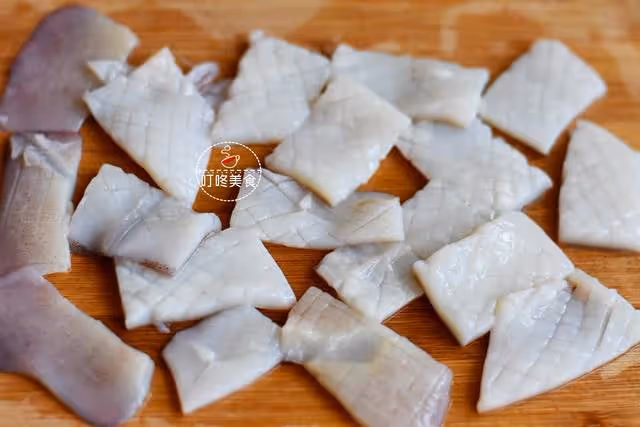 這才是魷魚最好吃的做法，簡單一炒，下酒下飯，全家人吃了都誇好