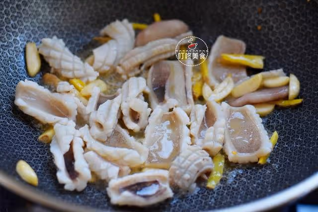 這才是魷魚最好吃的做法,簡單一炒,下酒下飯,全家人吃了都誇好