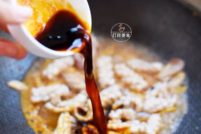 這才是魷魚最好吃的做法,簡單一炒,下酒下飯,全家人吃了都誇好
