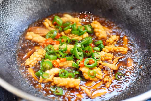 這才是魷魚最好吃的做法,簡單一炒,下酒下飯,全家人吃了都誇好