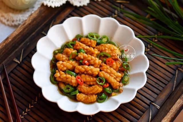 這才是魷魚最好吃的做法,簡單一炒,下酒下飯,全家人吃了都誇好