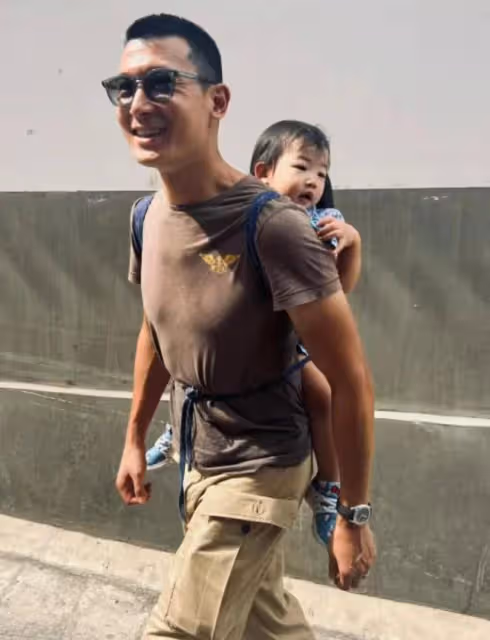 朱珠曬全家游大理,體驗扎染卻被質疑擺拍,老公背女兒畫風接地氣
