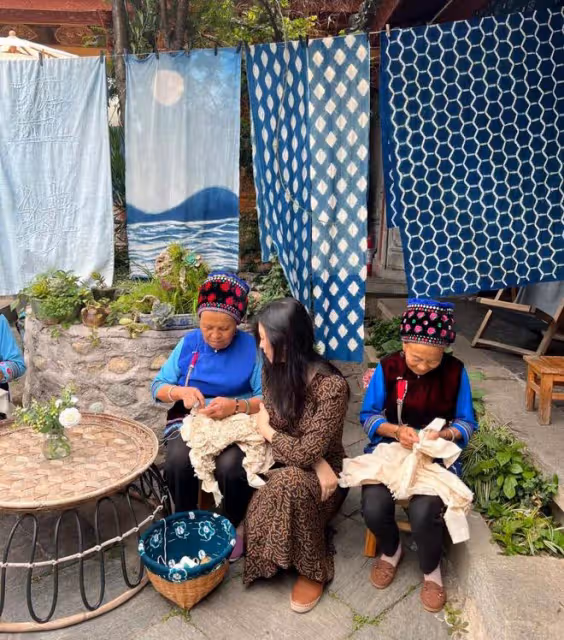 朱珠曬全家游大理,體驗扎染卻被質疑擺拍,老公背女兒畫風接地氣