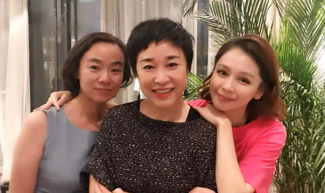 李玟事件升級,那英和姐姐被網友討論,已經有多位明星聲援李玟