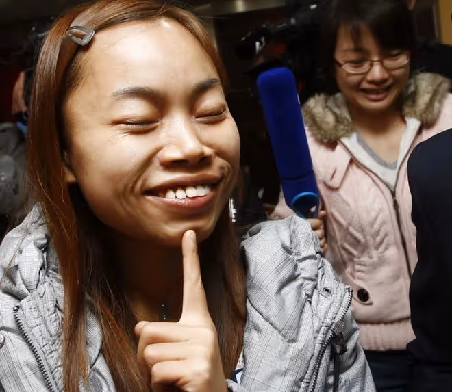 38歲鳳姐定居美國！踩恨天高與外籍丈夫同游，減肥成功前凸後翹