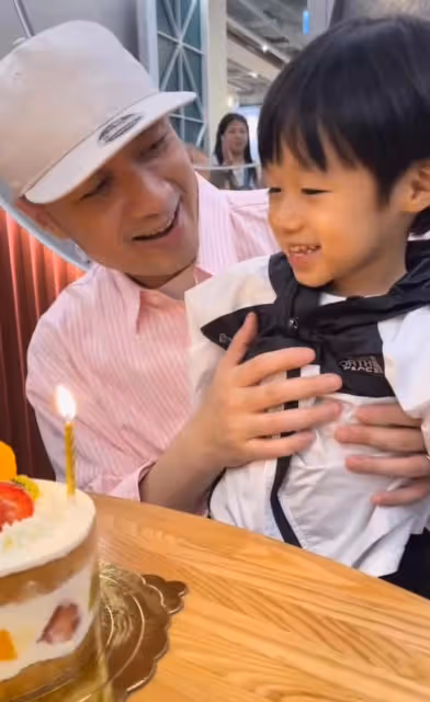 古巨基51歲生日，獲3歲兒子唱生日歌，父子倆嘴巴鼻子如複製粘貼