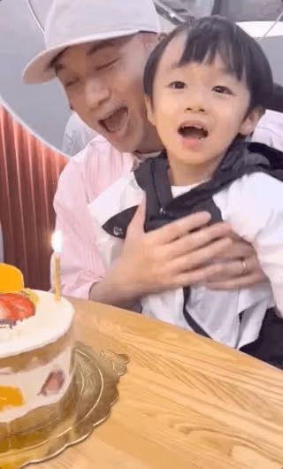 古巨基51歲生日，獲3歲兒子唱生日歌，父子倆嘴巴鼻子如複製粘貼