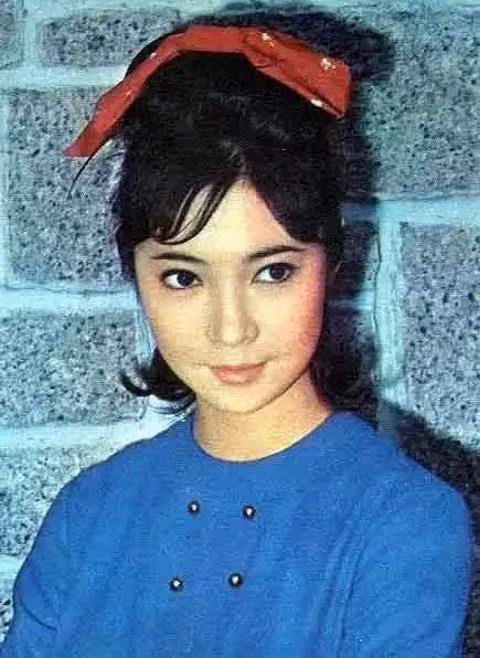 和林青霞爭男人!當年怒甩謝賢「閃嫁閃離秦祥林」33歲二婚再嫁 今72歲頭髮花白卻打扮像少女。
