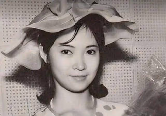和林青霞爭男人!當年怒甩謝賢「閃嫁閃離秦祥林」33歲二婚再嫁 今72歲頭髮花白卻打扮像少女。