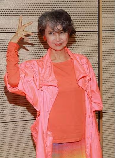 和林青霞爭男人!當年怒甩謝賢「閃嫁閃離秦祥林」33歲二婚再嫁 今72歲頭髮花白卻打扮像少女。