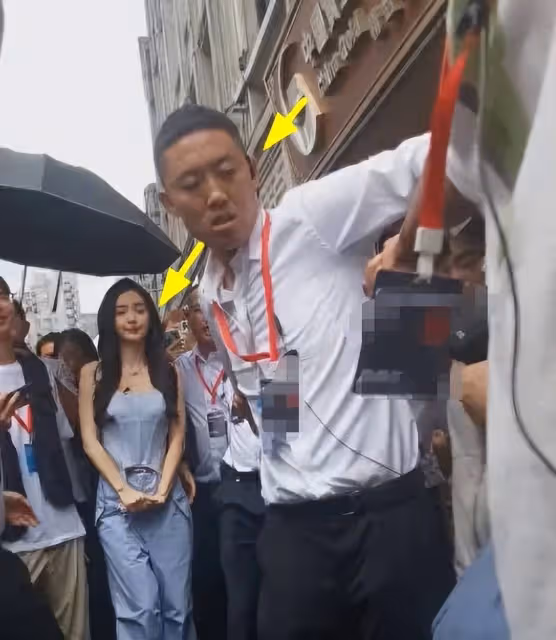 趙麗穎baby同時現身商場,穿衣和排場根本不在一個檔次,誰想好好演戲一目了然