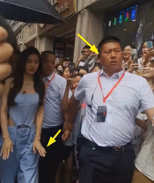 趙麗穎baby同時現身商場,穿衣和排場根本不在一個檔次,誰想好好演戲一目了然