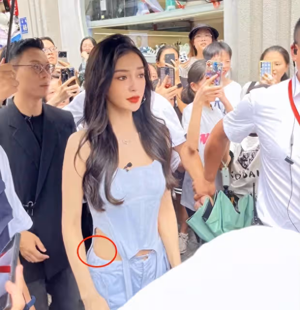 趙麗穎baby同時現身商場,穿衣和排場根本不在一個檔次,誰想好好演戲一目了然