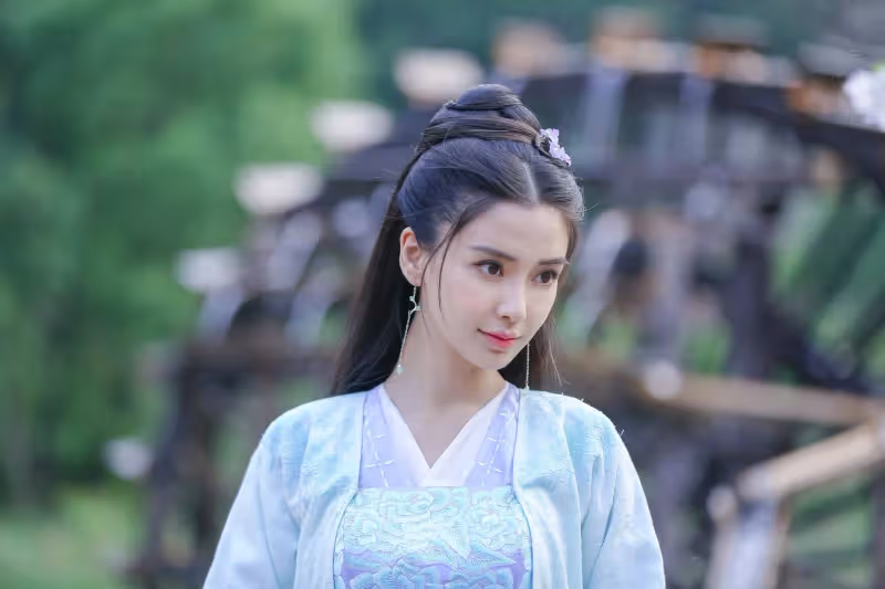 趙麗穎baby同時現身商場，穿衣和排場根本不在一個檔次，誰想好好演戲一目了然
