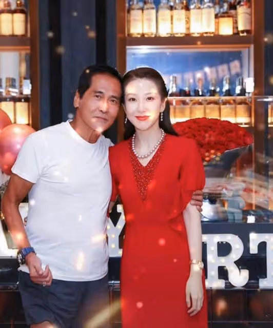齊秦帶老婆與張蘭慶生,40歲孫麗雅氣質出眾,夫妻合影如同父女