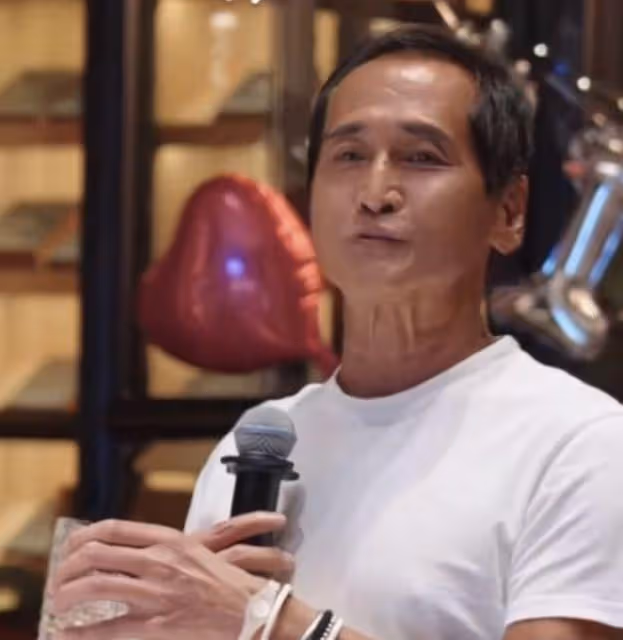 齊秦帶老婆與張蘭慶生,40歲孫麗雅氣質出眾,夫妻合影如同父女