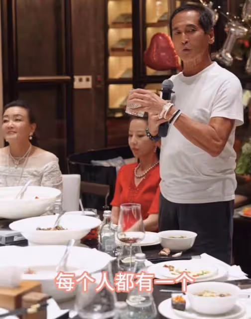 齊秦帶老婆與張蘭慶生,40歲孫麗雅氣質出眾,夫妻合影如同父女