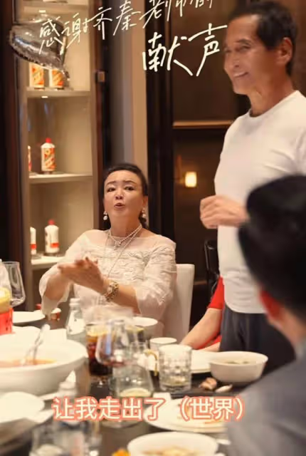 齊秦帶老婆與張蘭慶生,40歲孫麗雅氣質出眾,夫妻合影如同父女