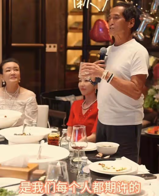 齊秦帶老婆與張蘭慶生,40歲孫麗雅氣質出眾,夫妻合影如同父女