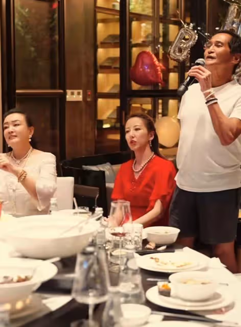 齊秦帶老婆與張蘭慶生,40歲孫麗雅氣質出眾,夫妻合影如同父女