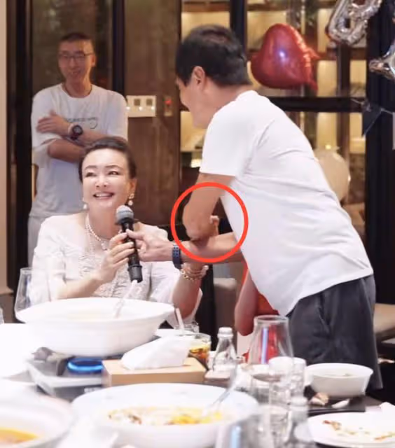 齊秦帶老婆與張蘭慶生,40歲孫麗雅氣質出眾,夫妻合影如同父女