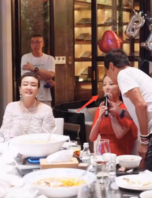 齊秦帶老婆與張蘭慶生,40歲孫麗雅氣質出眾,夫妻合影如同父女