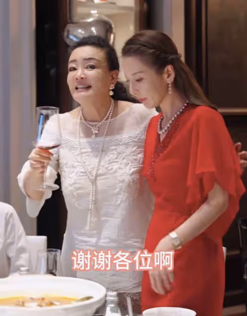 齊秦帶老婆與張蘭慶生,40歲孫麗雅氣質出眾,夫妻合影如同父女