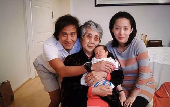 齊秦帶老婆與張蘭慶生,40歲孫麗雅氣質出眾,夫妻合影如同父女
