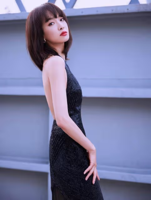 時尚女神穿搭指南:宋茜、白鹿、關曉彤,三位女星展現黑裙魔力!