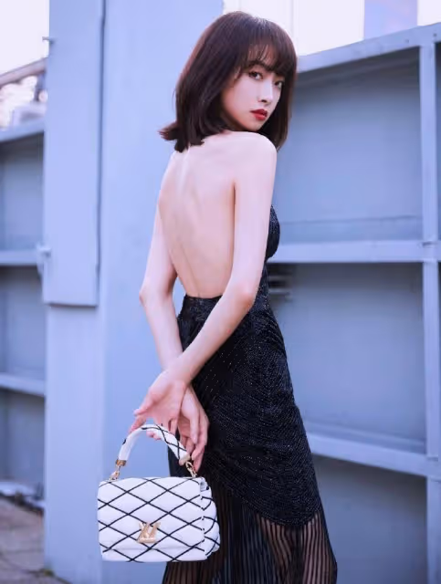 時尚女神穿搭指南:宋茜、白鹿、關曉彤,三位女星展現黑裙魔力!