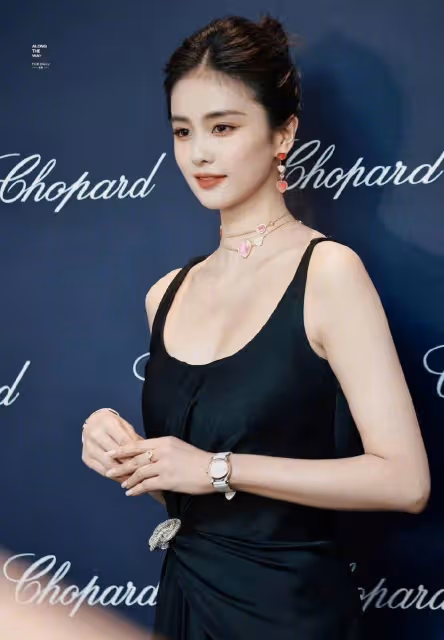 時尚女神穿搭指南:宋茜、白鹿、關曉彤,三位女星展現黑裙魔力!