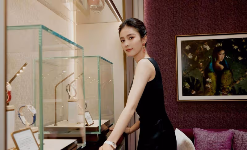 時尚女神穿搭指南:宋茜、白鹿、關曉彤,三位女星展現黑裙魔力!
